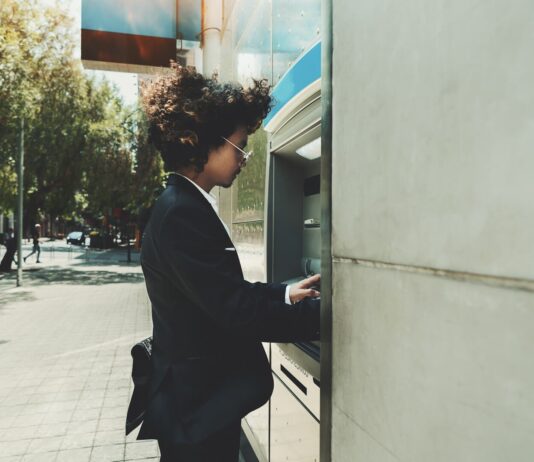 Чи можете ви отримати готівку в банкоматі?