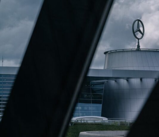 Глобальні автовиробники зіткнулися з перебоями у виробництві через суперечки щодо мікросхем