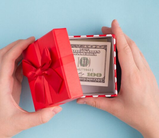 Гроші правлять балом: головний подарунок мрії американців – фінансова допомога