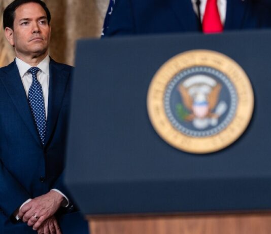 США накладають заборону на в’їзд для європейських технічних регуляторів на тлі суперечок щодо цензури