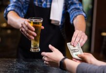 Як орієнтуватися в зростаючій культурі чайових: стратегії економії та подяки