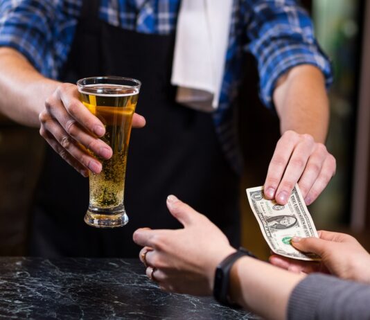 Як орієнтуватися в зростаючій культурі чайових: стратегії економії та подяки