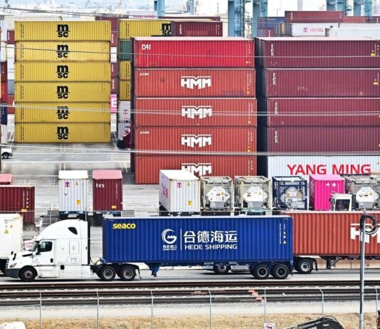 Верховний суд скасував тарифи Трампа: очікуються мільярдні повернення