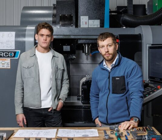 Apiar Переосмислює Часову Справу з Використанням 3D-Друкарського Титанового Годинника