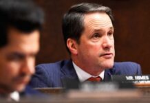 Демократ наполягає на продовженні скандальної програми шпигунства, незважаючи на підрив захисних механізмів.