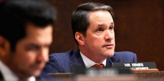 Демократ наполягає на продовженні скандальної програми шпигунства, незважаючи на підрив захисних механізмів.