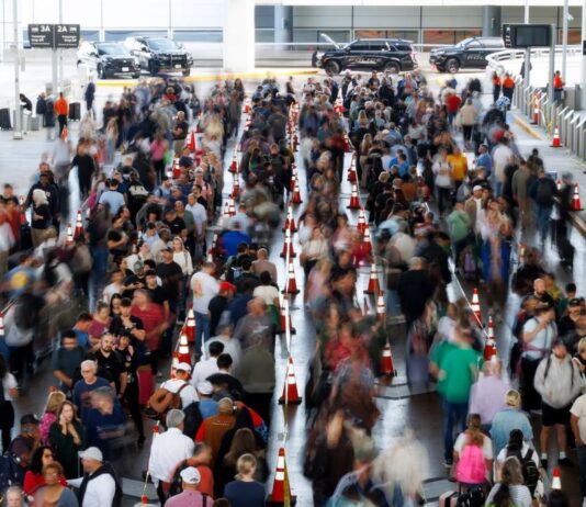Аеропорти США Занурилися в Хаос через Неоплачувану Працю Співробітників TSA