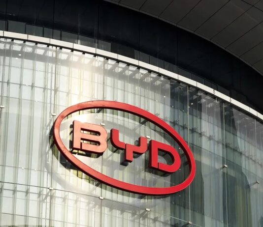 Прорив BYD: Надшвидка Зарядка Електромобілів Суперничає із Заправкою Бензином
