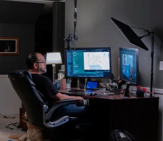 Висока Ціна Опору ICE: Активізм, Технології та Особиста Катастрофа