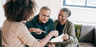 Бэби-бумеры массово покидают клубы для жителей 55+